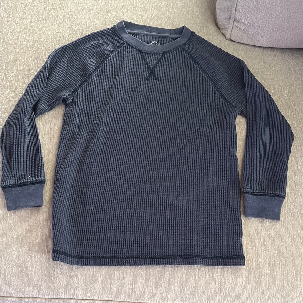 Boys size small (6-7) Gray waffle shirt.